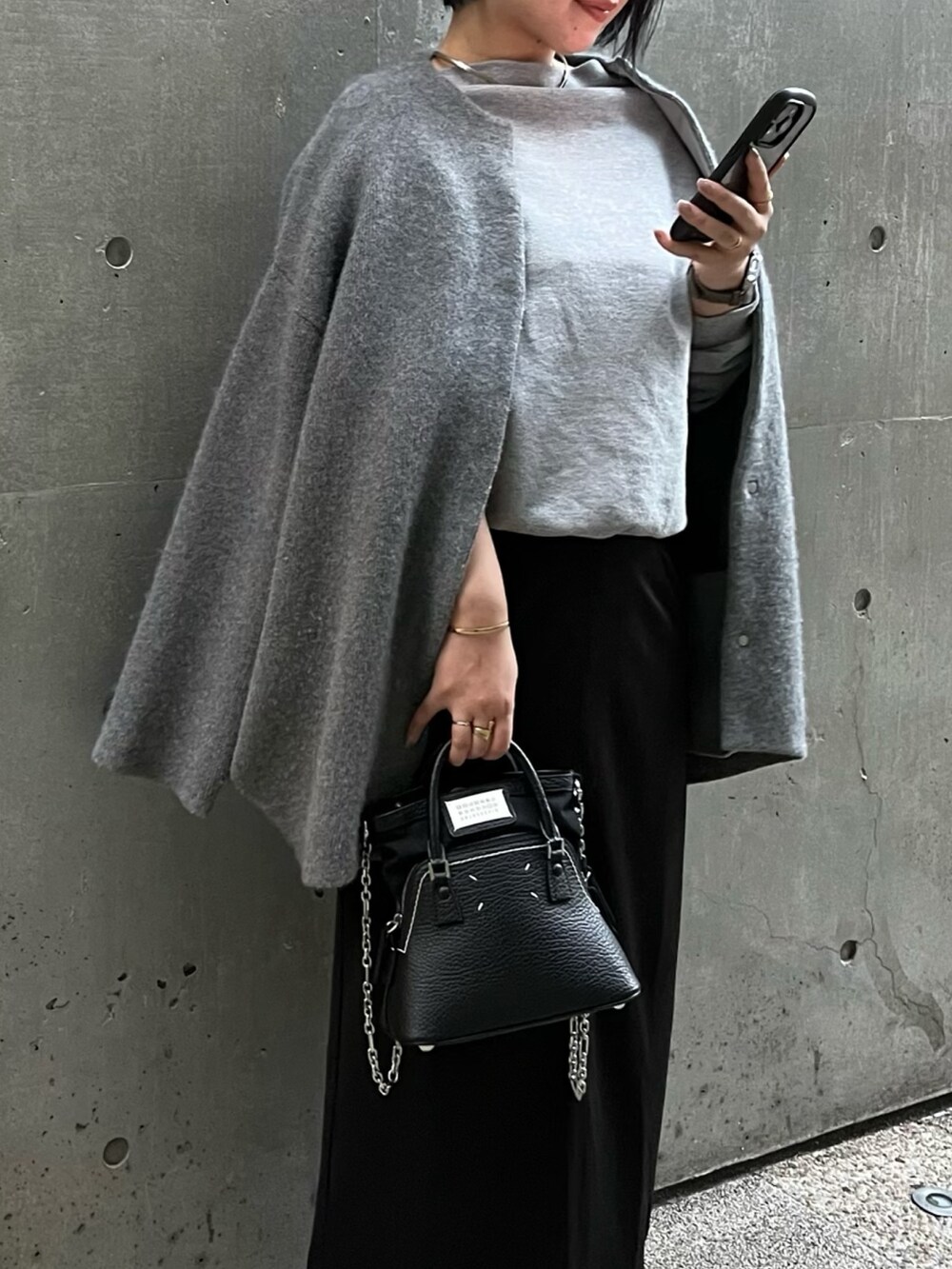 グレー系のノーカラージャケット、グレー系のカーディガン/ボレロを着用したレディースの冬コーディネートの4枚目の写真