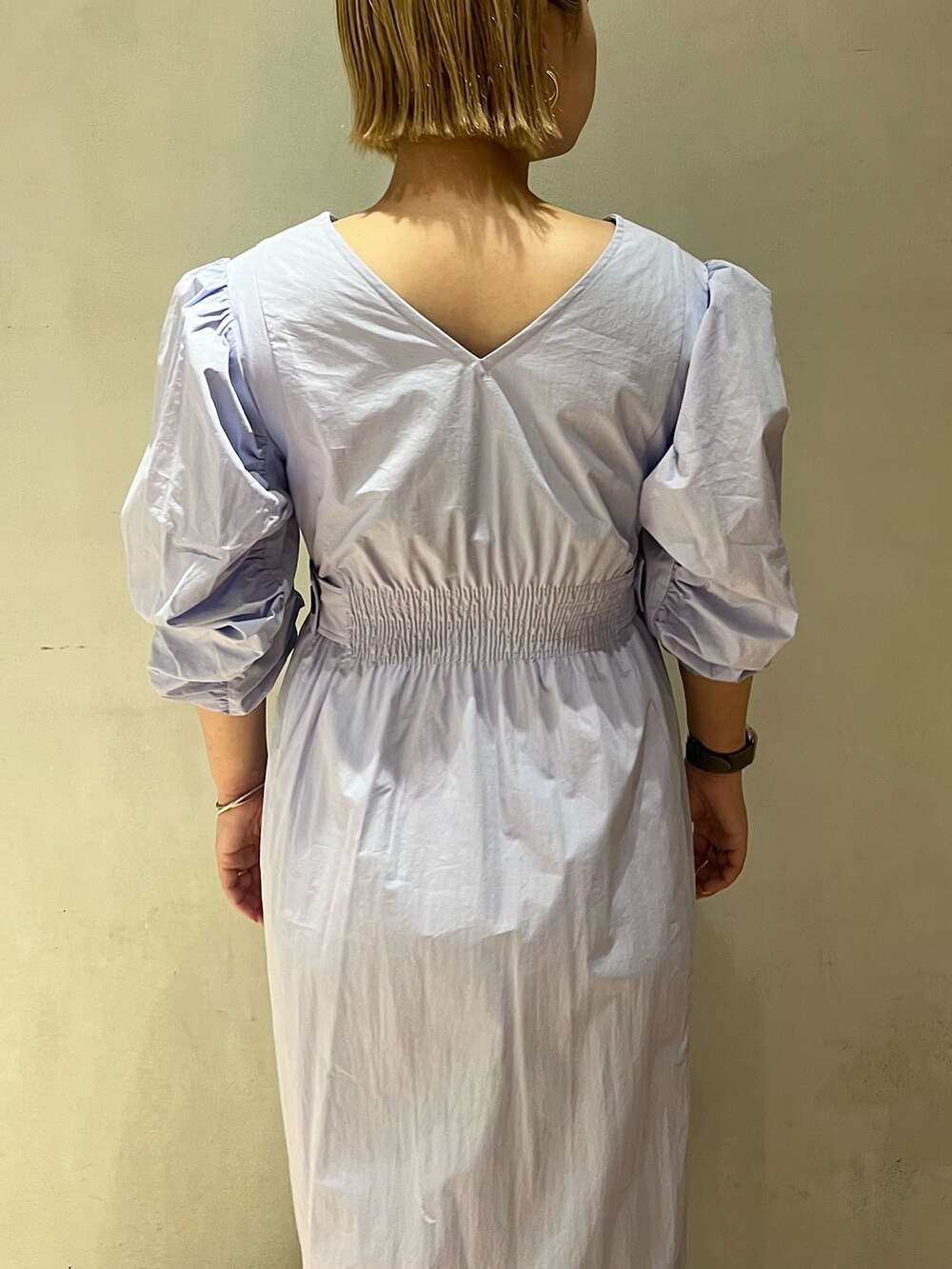 その他のサンダル、ブルー系のワンピースを着用したレディースの春コーディネートの6枚目の写真