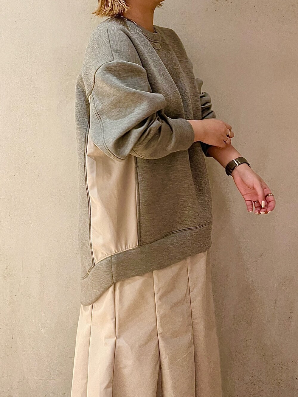 グレー系のワンピース、ホワイト系のブーツを着用したレディースの夏コーディネートの5枚目の写真