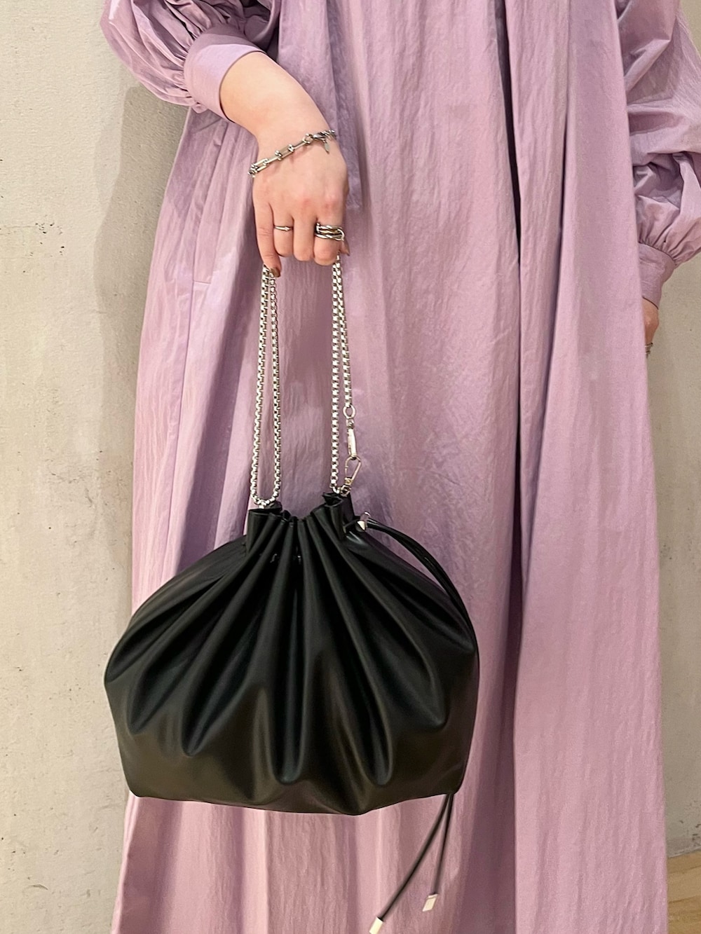 パープル系のワンピース、ブラック系のショルダーバッグを着用したレディースの春コーディネートの8枚目の写真