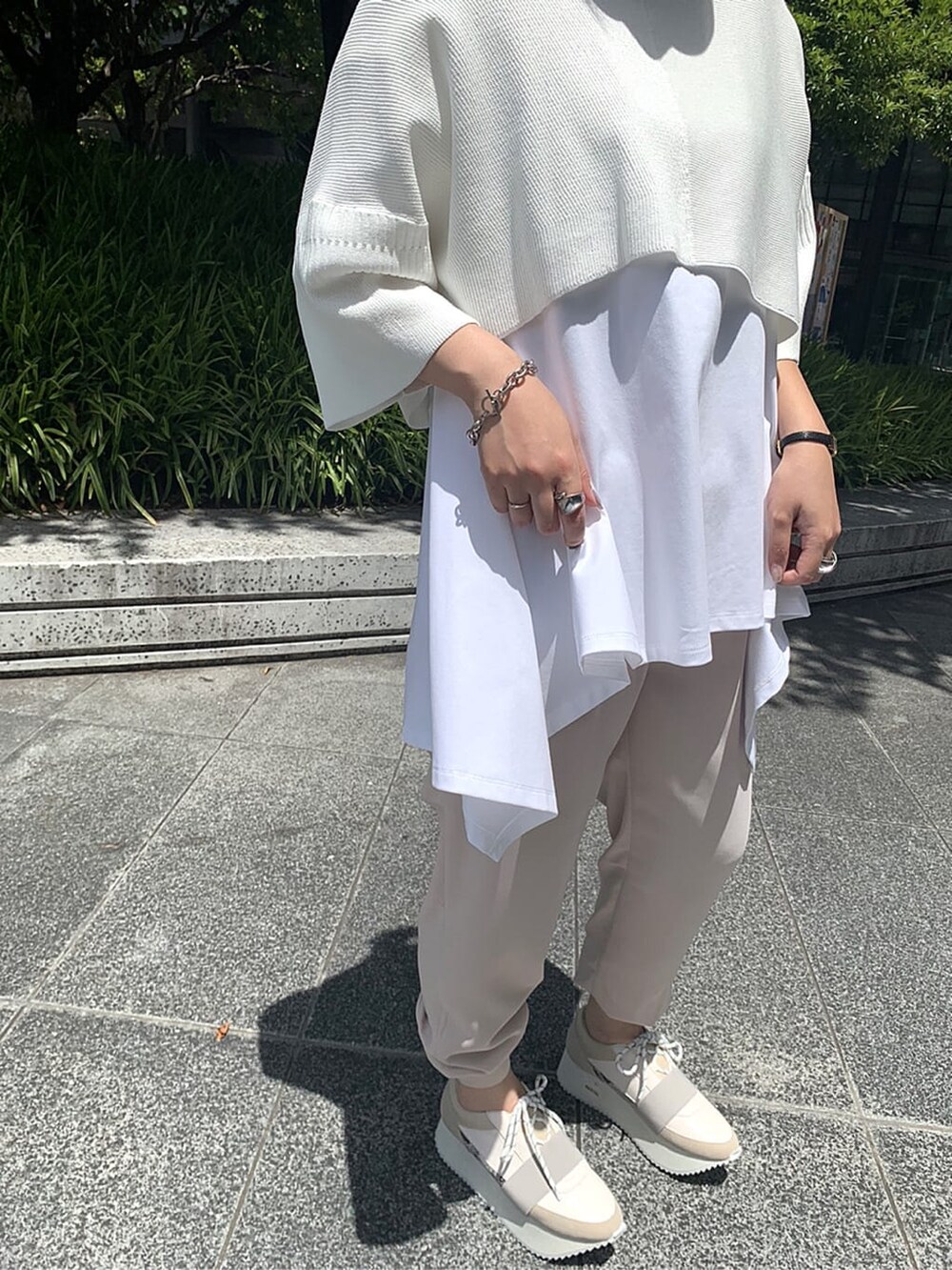 ブラウン系のその他パンツ、ホワイト系のTシャツ/カットソーを着用したレディースの夏コーディネートの2枚目の写真