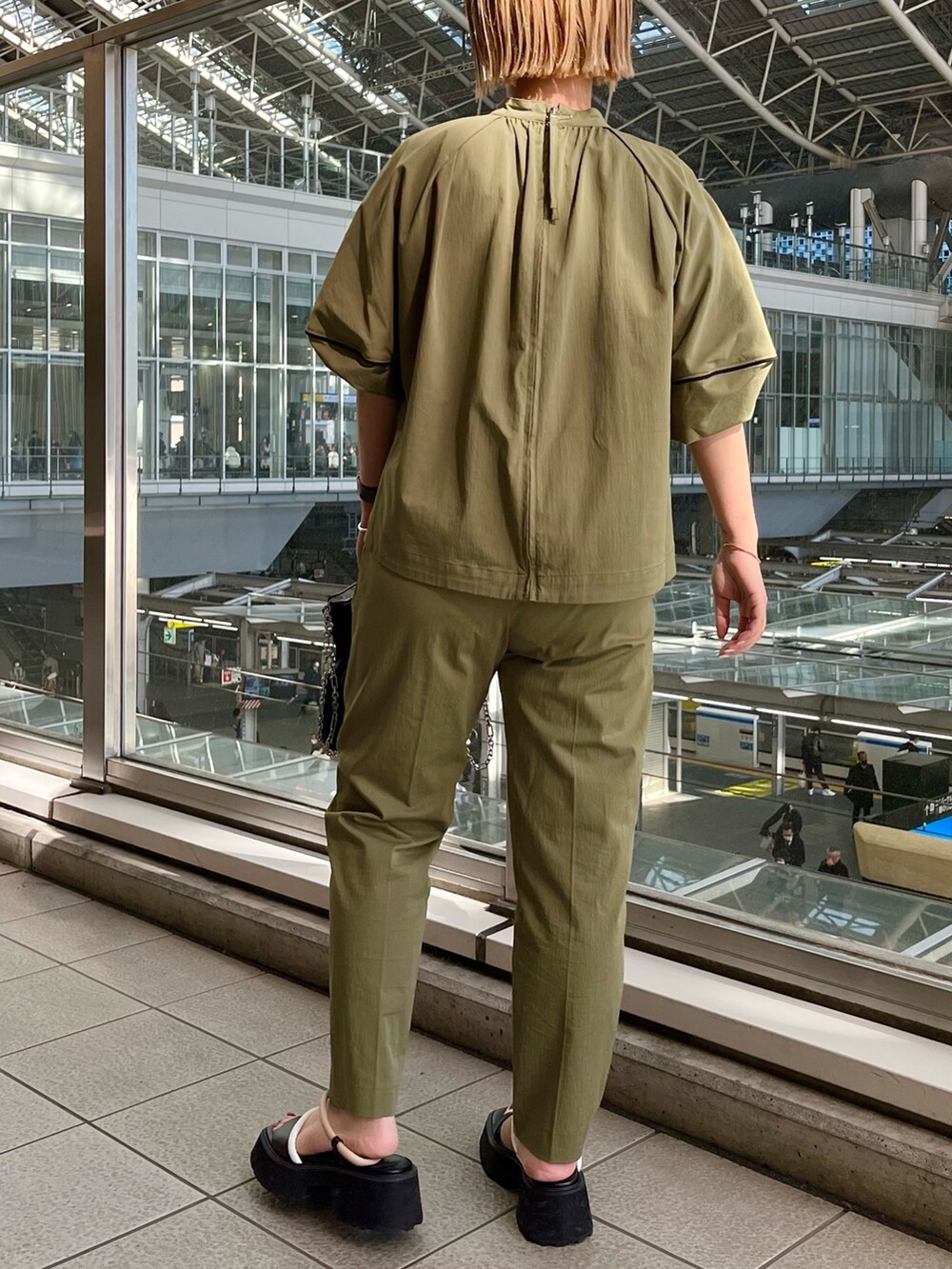 グリーン系のブルゾン、グリーン系のその他パンツ、その他のサンダルを着用したレディースの春コーディネートの3枚目の写真