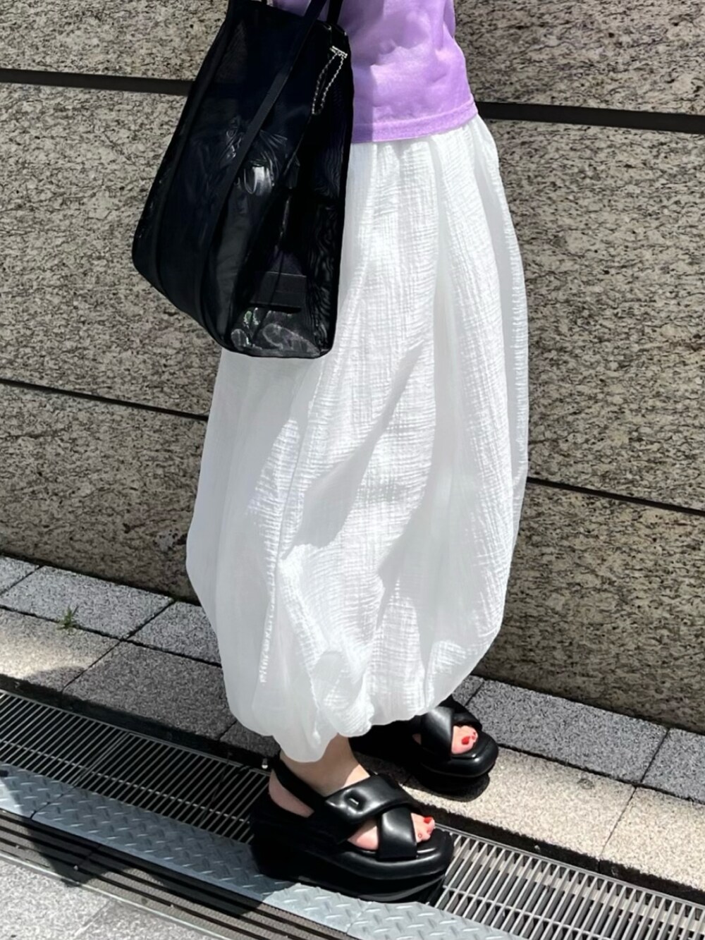 パープル系のタンクトップ、グレー系のワンピース、ブラック系のサンダルを着用したレディースの夏コーディネートの6枚目の写真