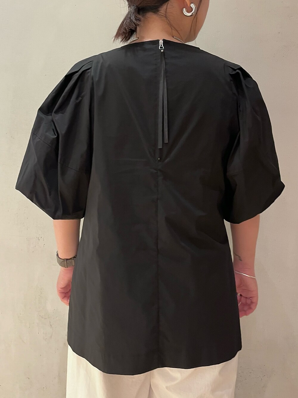 ブラック系のシャツ/ブラウス、ホワイト系のその他パンツ、ブラック系のサンダルを着用したレディースの夏コーディネートの7枚目の写真