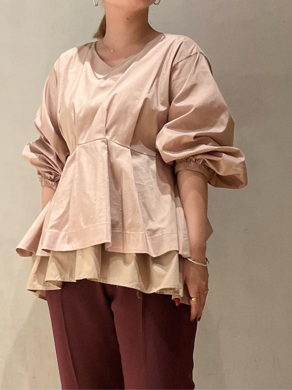 ブラウン系のその他パンツ、ブラック系のブーツ、ベージュ系のシャツ/ブラウスを着用したレディースの秋コーディネートの9枚目の写真