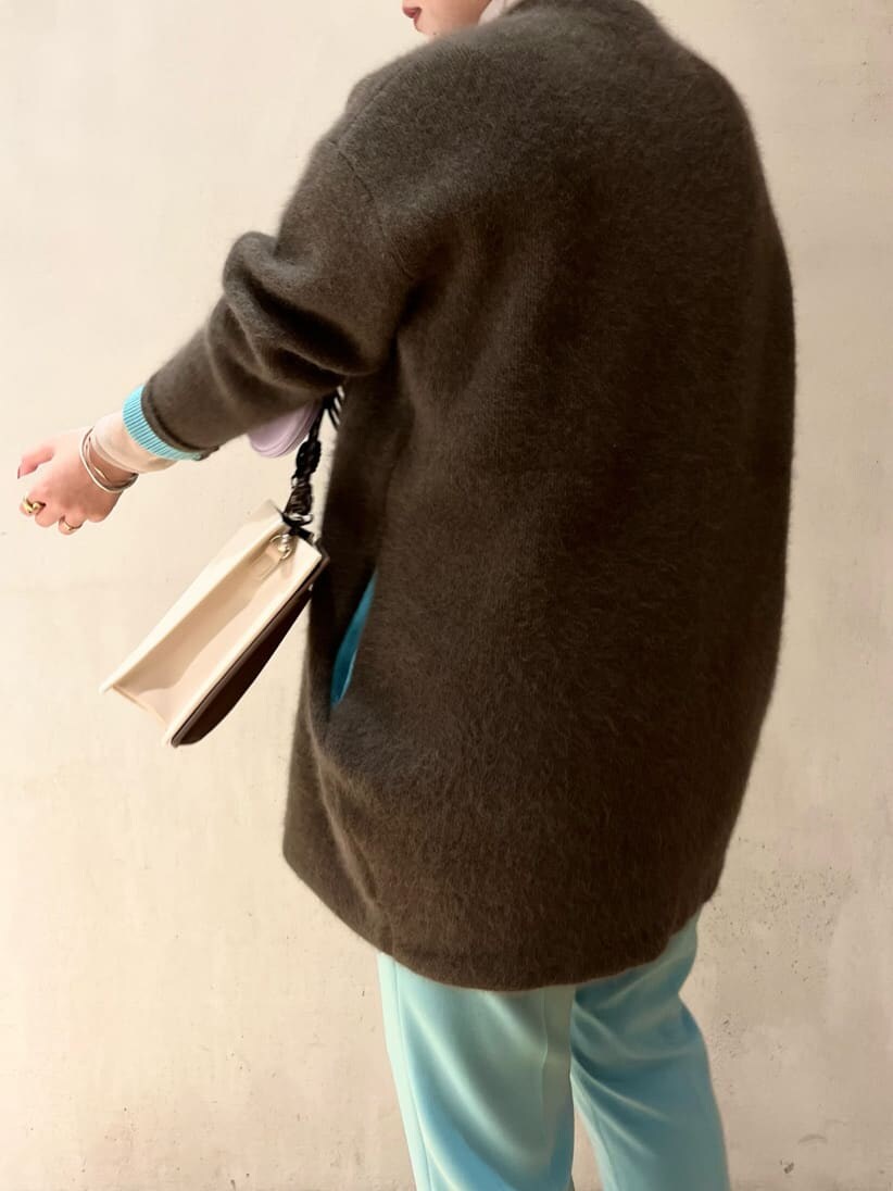 ブルー系のその他パンツ、ベージュ系のショルダーバッグ、ベージュ系のその他アウターを着用したレディースの秋コーディネートの7枚目の写真