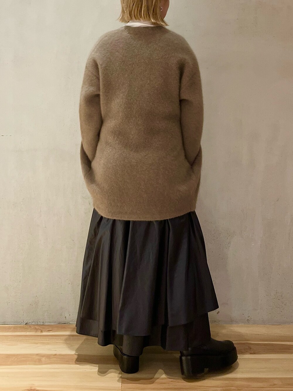 ホワイト系のシャツ/ブラウス、ブラック系のスカート、ベージュ系のノーカラージャケットを着用したレディースの秋コーディネートの4枚目の写真