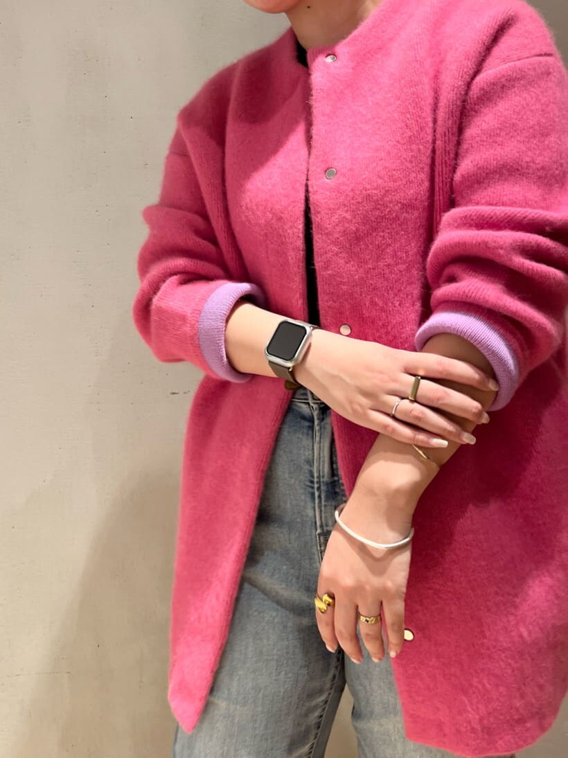 ブルー系のデニムパンツ、ピンク系のカーディガン/ボレロ、ブラウン系のスニーカーを着用したレディースの夏コーディネートの4枚目の写真