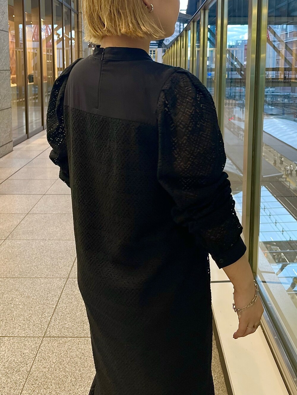 ブラック系のワンピース、ブラック系のブーツを着用したレディースの秋コーディネートの6枚目の写真