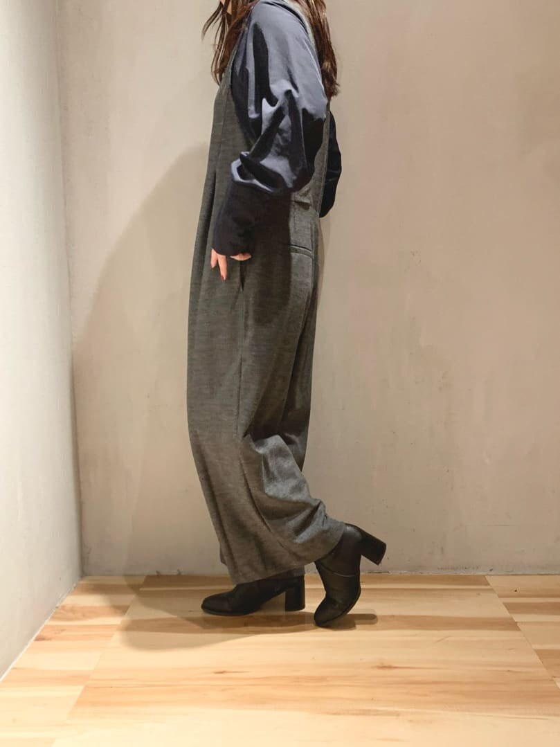 ブラック系のシャツ/ブラウス、グレー系のつなぎ/オールインワンを着用したレディースの冬コーディネートの3枚目の写真