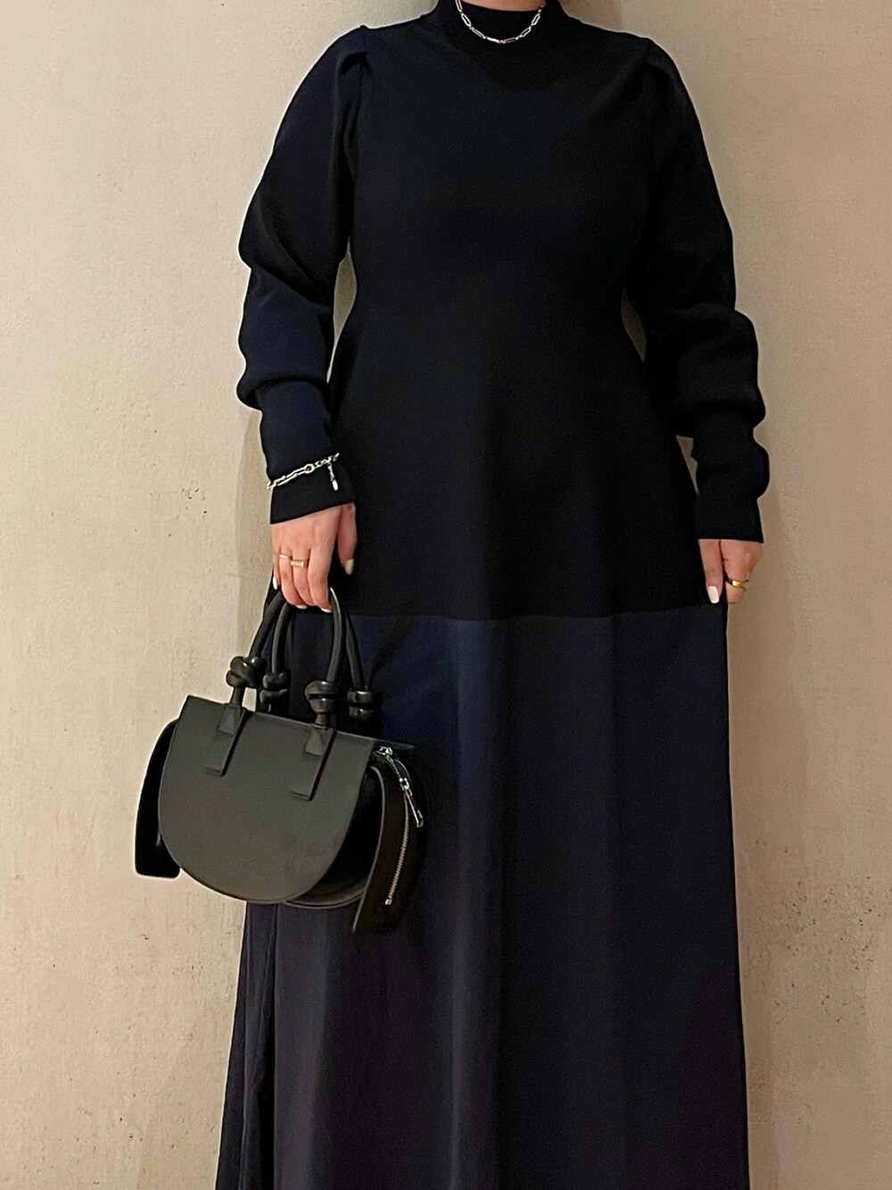 ブルー系のワンピース、ブラック系のハンドバッグ、ブラック系のブーツを着用したレディースの夏コーディネートの5枚目の写真
