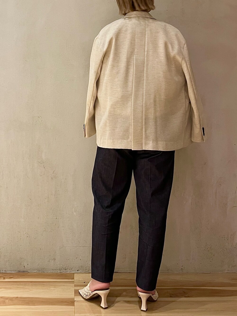 ホワイト系のサンダル、ホワイト系のTシャツ/カットソー、ブルー系のその他パンツを着用したレディースの春コーディネートの3枚目の写真