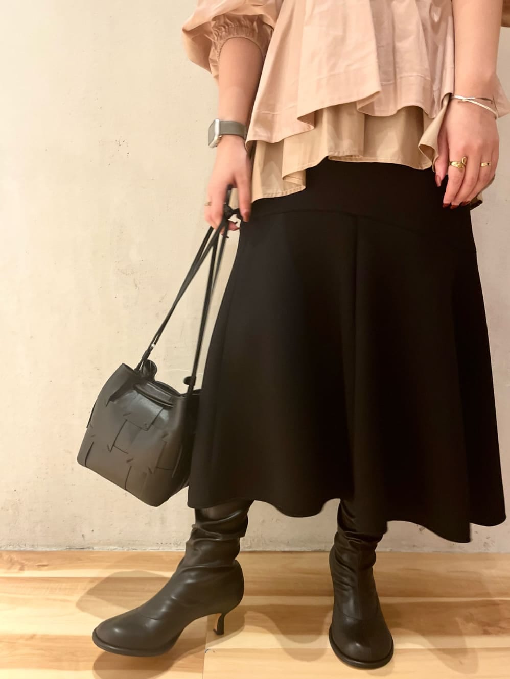 ブラック系のスカート、ベージュ系のシャツ/ブラウスを着用したレディースの秋コーディネートの7枚目の写真