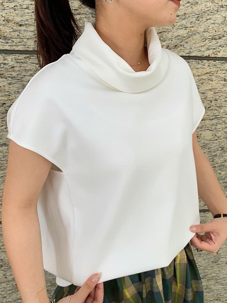 ホワイト系のサンダル、その他のスカート、ホワイト系のTシャツ/カットソーを着用したレディースの夏コーディネートの3枚目の写真