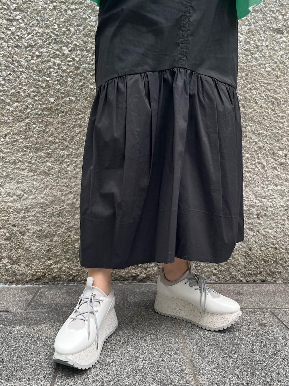 グリーン系のカーディガン/ボレロ、ブルー系のワンピース、シルバー系のトートバッグを着用したレディースの冬コーディネートの6枚目の写真