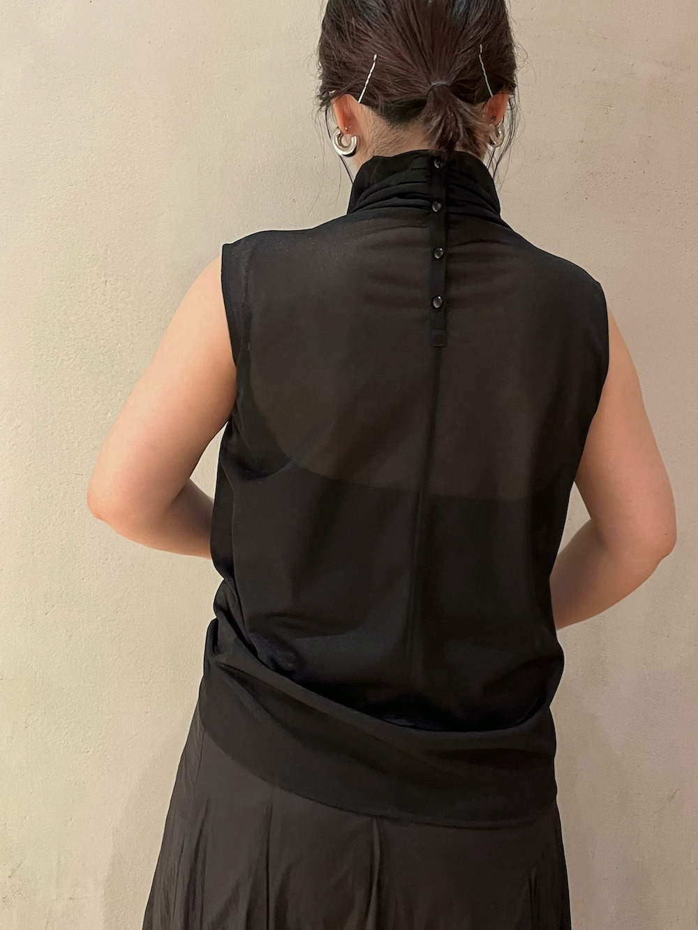 ブラック系のシャツ/ブラウス、ブラック系のスカート、シルバー系のパンプスを着用したレディースの夏コーディネートの6枚目の写真