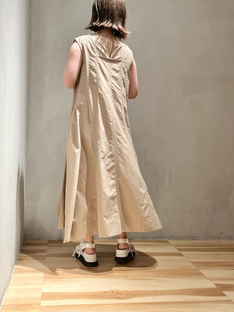 ホワイト系のサンダル、ベージュ系のブルゾン、ベージュ系のワンピースを着用したレディースの春コーディネートの2枚目の写真