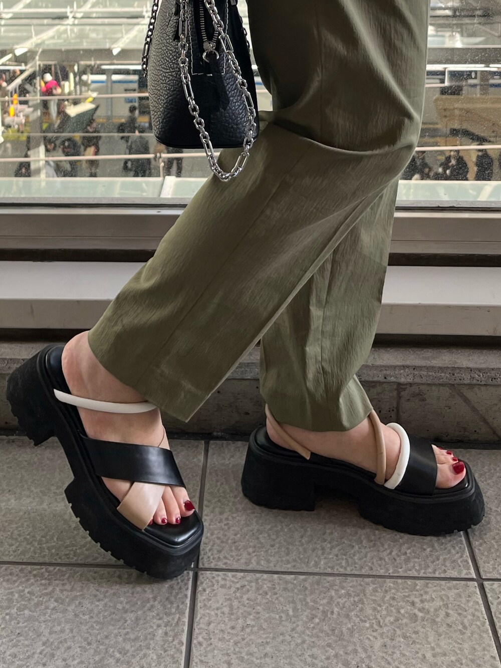 その他のサンダル、グリーン系のその他パンツ、ブラック系のシャツ/ブラウスを着用したレディースの春コーディネートの9枚目の写真