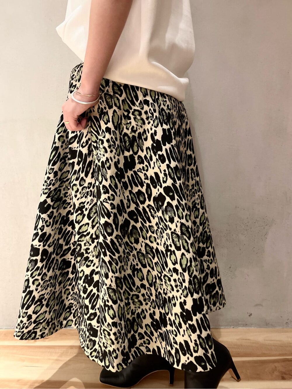 ホワイト系のTシャツ/カットソー、その他のスカート、ブラック系のブーツを着用したレディースの夏コーディネートの7枚目の写真