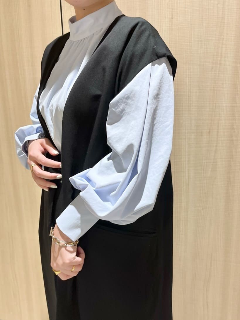 ブラック系のスラックス、ブラック系のノーカラージャケット、ブルー系のシャツ/ブラウスを着用したレディースの春コーディネートの4枚目の写真