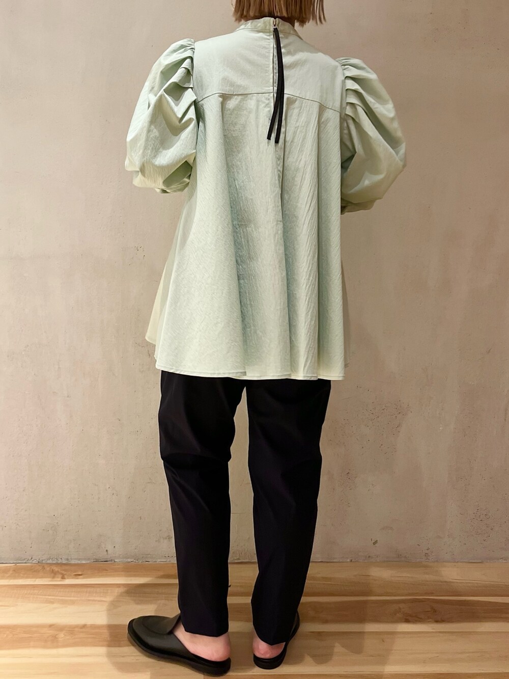 グリーン系のシャツ/ブラウス、ブルー系のその他パンツを着用したレディースの冬コーディネートの3枚目の写真