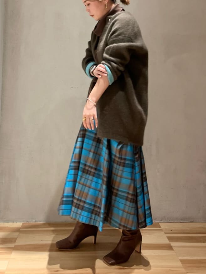 その他のスカート、ブラウン系のTシャツ/カットソー、ベージュ系のその他アウターを着用したレディースの夏コーディネートの3枚目の写真