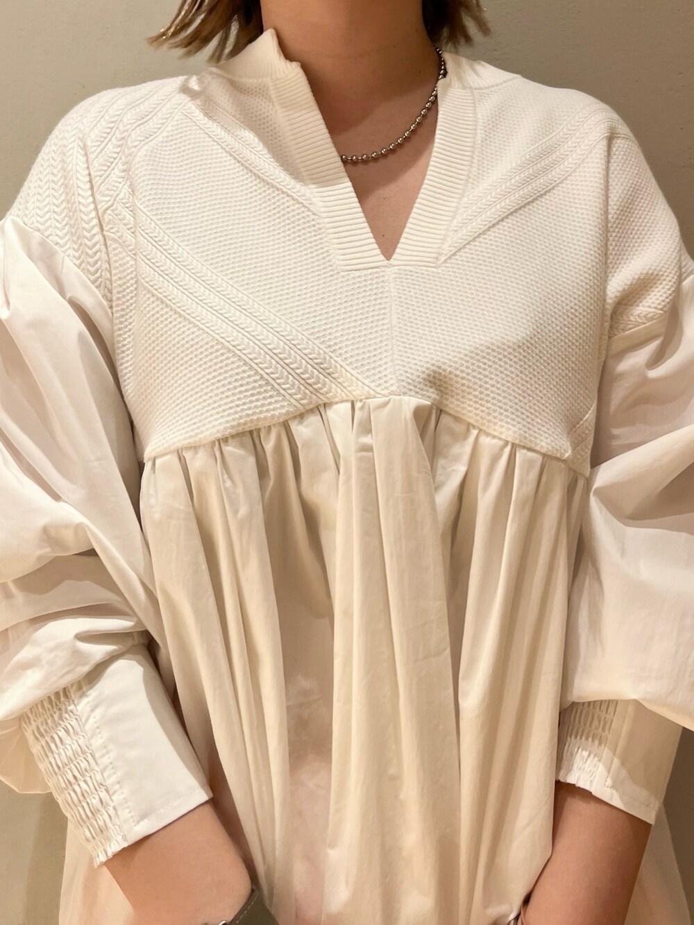 ホワイト系のシャツ/ブラウス、オレンジ系のその他パンツ、ホワイト系のサンダルを着用したレディースの冬コーディネートの5枚目の写真