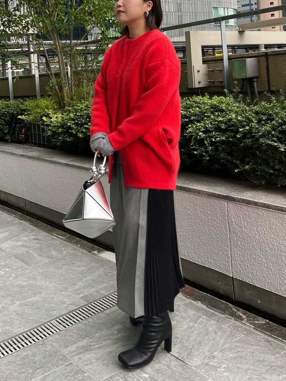 レッド系のカーディガン/ボレロ、ブラック系のブーツを着用したレディースの夏コーディネートの2枚目の写真