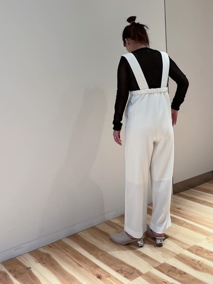 ホワイト系のスラックス、ブラック系のニット/セーターを着用したレディースの冬コーディネートの4枚目の写真