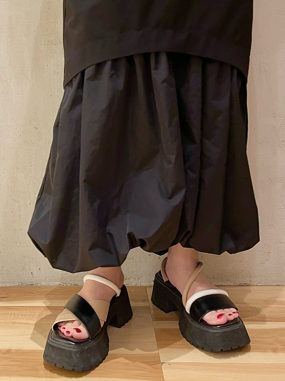 その他のサンダル、ブラック系のワンピースを着用したレディースの春コーディネートの7枚目の写真