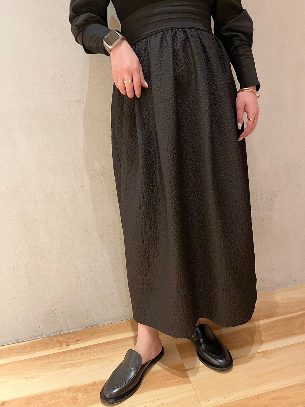 ブルー系のデニムジャケット、ブラック系のワンピースを着用したレディースの冬コーディネートの10枚目の写真