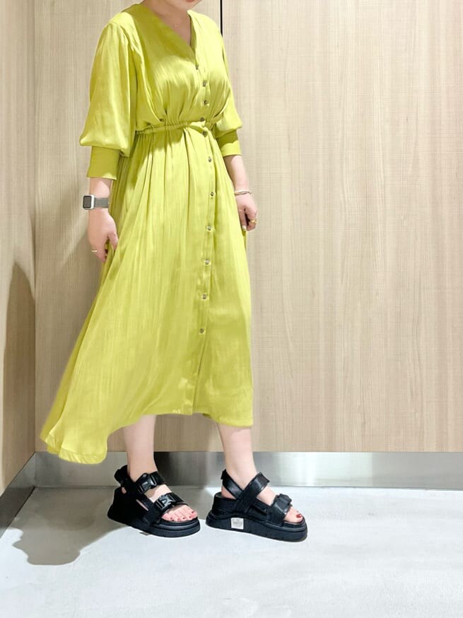 ブラック系のサンダル、イエロー系のワンピースを着用したレディースの春コーディネートの2枚目の写真