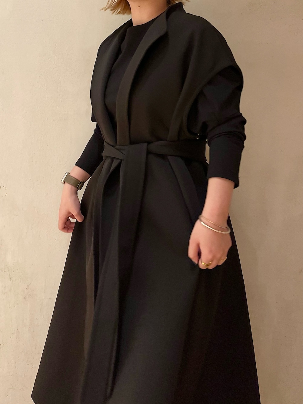 ブラック系のTシャツ/カットソー、ホワイト系のスカート、ブラック系のブーツを着用したレディースの春コーディネートの5枚目の写真