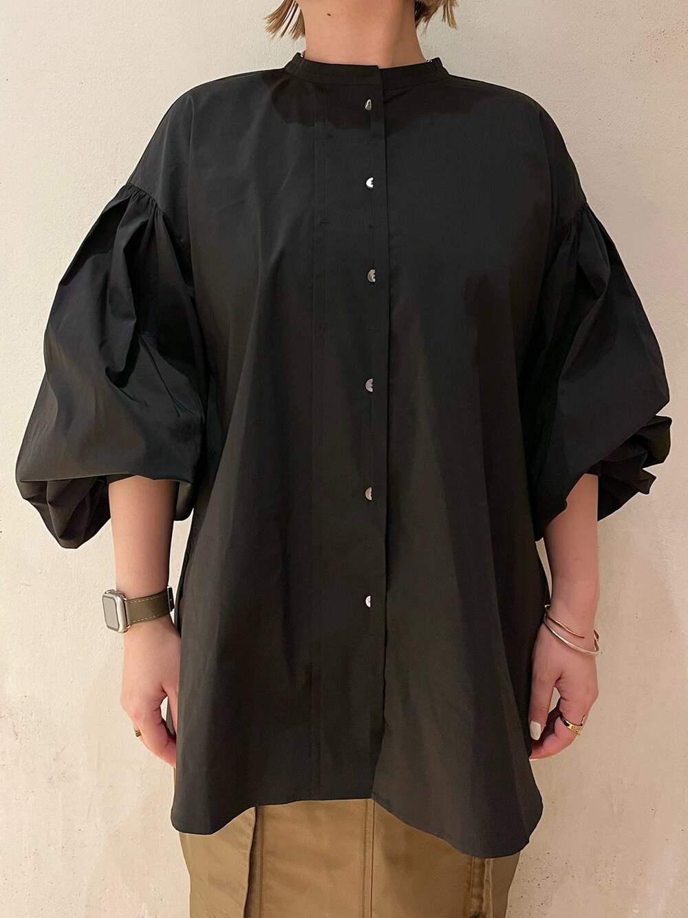 ブラック系のシャツ/ブラウス、ブラウン系のスカート、ブラック系のブーツを着用したレディースの春コーディネートの5枚目の写真