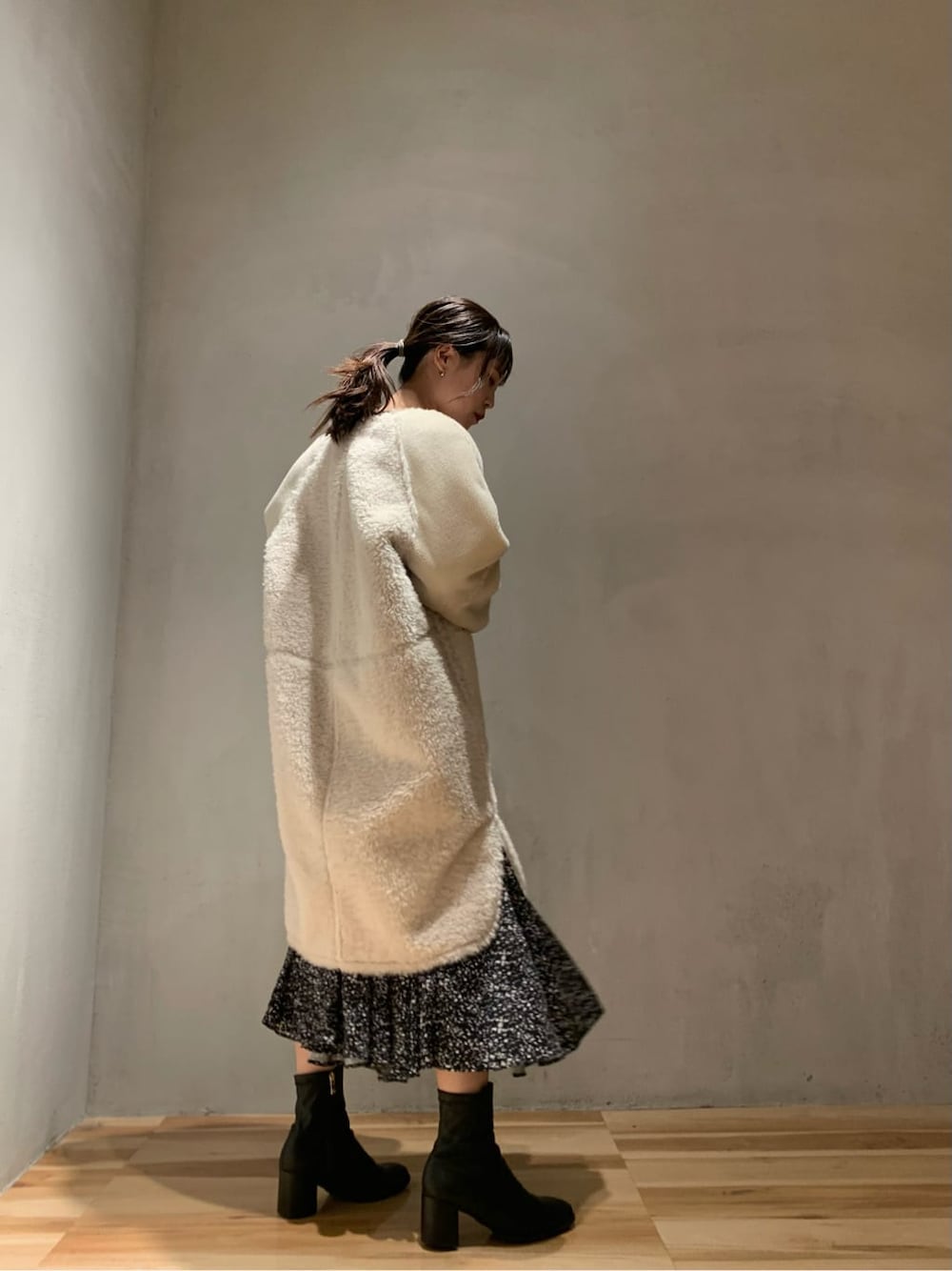 その他のワンピース、ホワイト系のノーカラーコートを着用したレディースの秋コーディネートの2枚目の写真