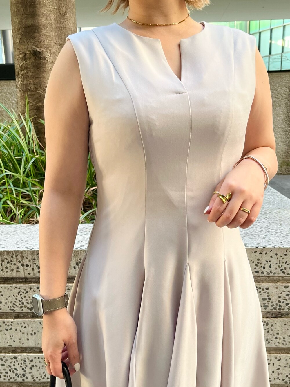 ベージュ系のワンピース、ベージュ系のテーラードジャケット、ブラック系のハンドバッグを着用したレディースの冬コーディネートの7枚目の写真