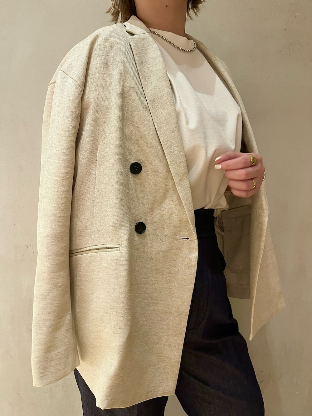 ホワイト系のサンダル、ホワイト系のTシャツ/カットソー、ブルー系のその他パンツを着用したレディースの春コーディネートの5枚目の写真