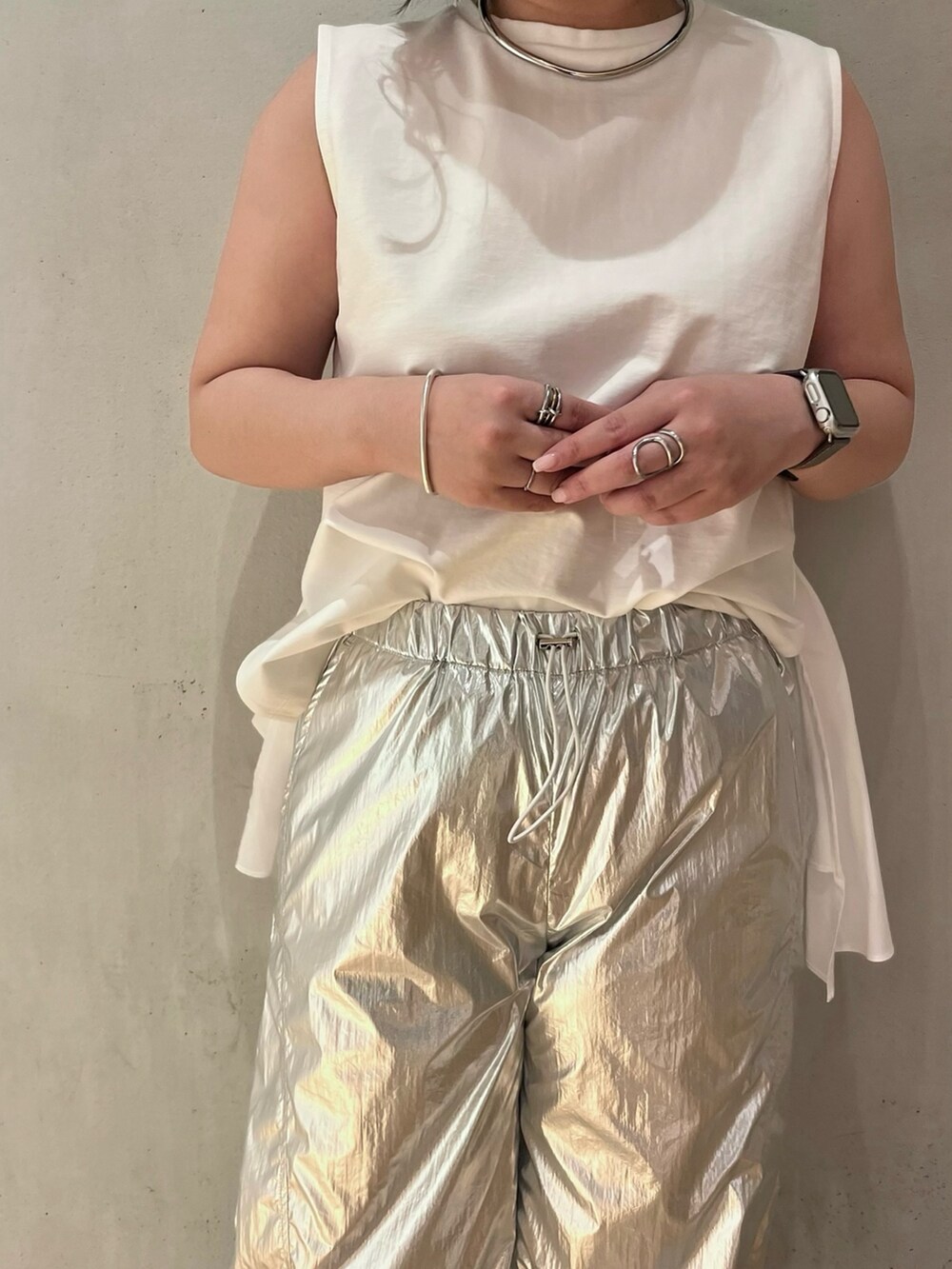 ホワイト系のタンクトップ、シルバー系のその他パンツ、ブラック系のサンダルを着用したレディースの夏コーディネートの7枚目の写真