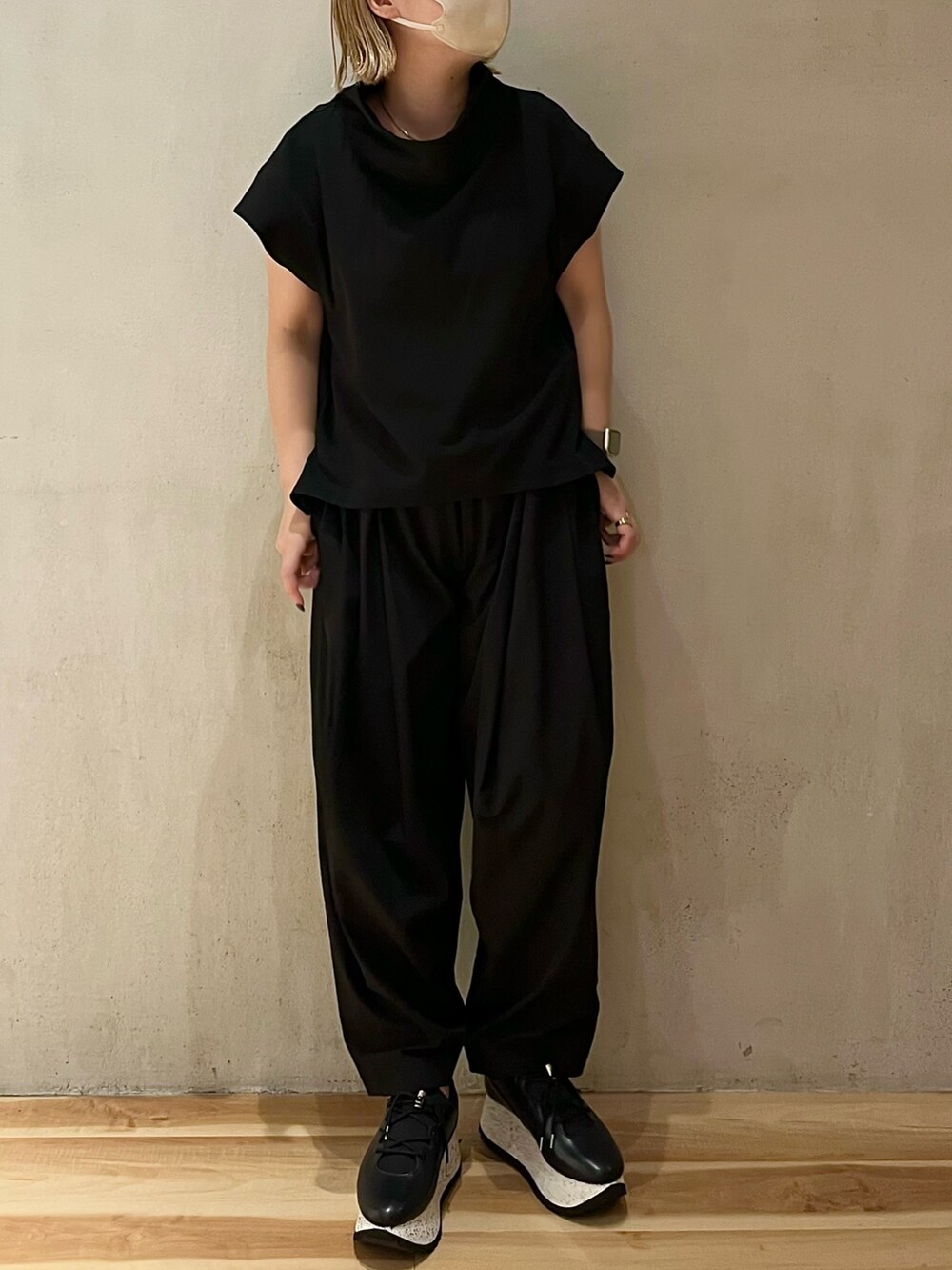 ピンク系のノーカラージャケット、ブラック系のTシャツ/カットソー、ブラック系のその他パンツを着用したレディースの夏コーディネートの8枚目の写真