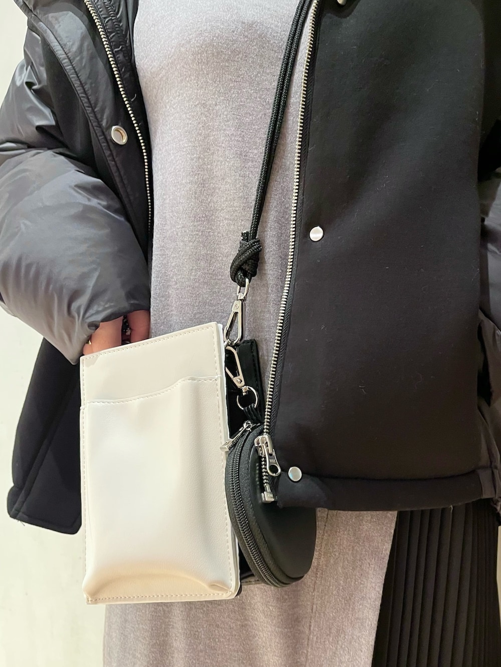 グレー系のワンピース、ホワイト系のスニーカー、ホワイト系のショルダーバッグを着用したレディースの冬コーディネートの7枚目の写真