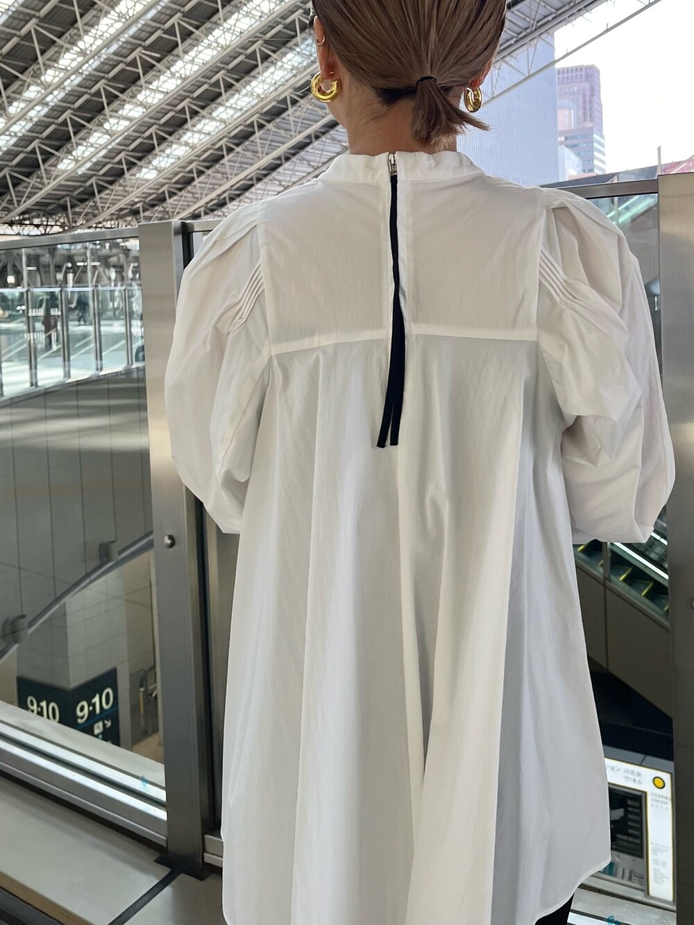 ブラック系のテーラードジャケット、ブラック系のスカート、ホワイト系のシャツ/ブラウスを着用したレディースの冬コーディネートの6枚目の写真