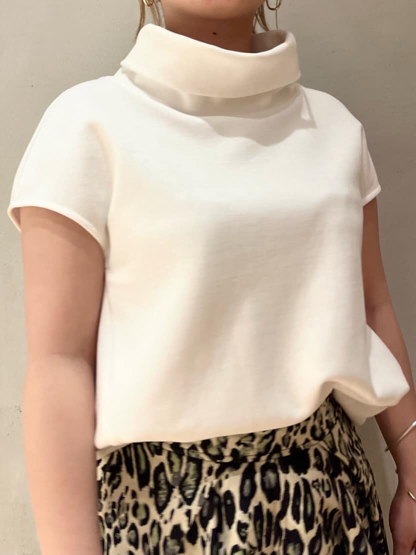 ホワイト系のTシャツ/カットソー、その他のスカート、ブラック系のブーツを着用したレディースの夏コーディネートの5枚目の写真