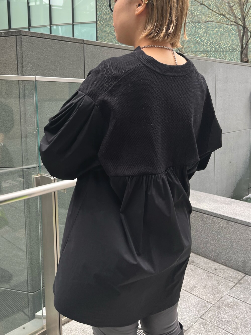 ブラック系のシャツ/ブラウス、グレー系のその他パンツ、グリーン系のハンドバッグを着用したレディースの冬コーディネートの6枚目の写真