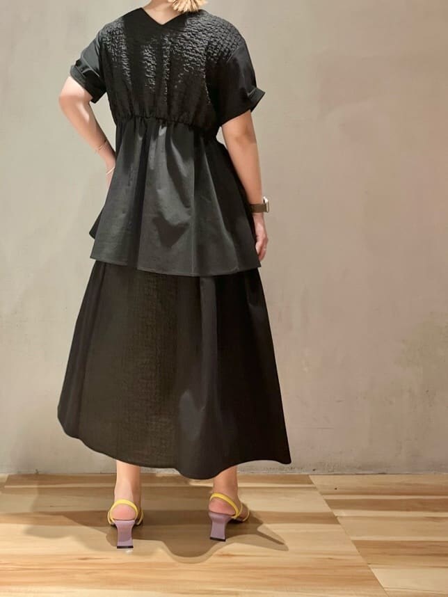 パープル系のサンダル、ブラック系のシャツ/ブラウス、ブラック系のスカートを着用したレディースの春コーディネートの3枚目の写真