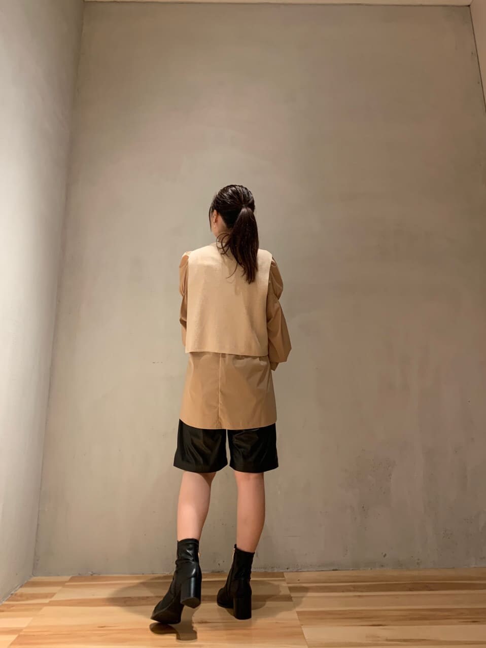 ブラック系のその他パンツ、ベージュ系のニット/セーターを着用したレディースの夏コーディネートの2枚目の写真