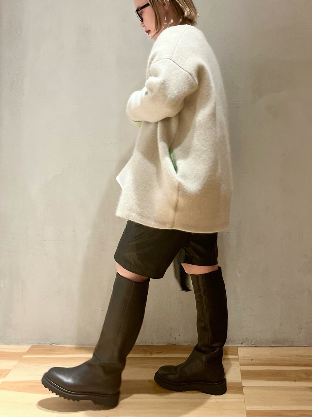 ホワイト系のカーディガン/ボレロ、グレー系のニット/セーターを着用したレディースの冬コーディネートの3枚目の写真