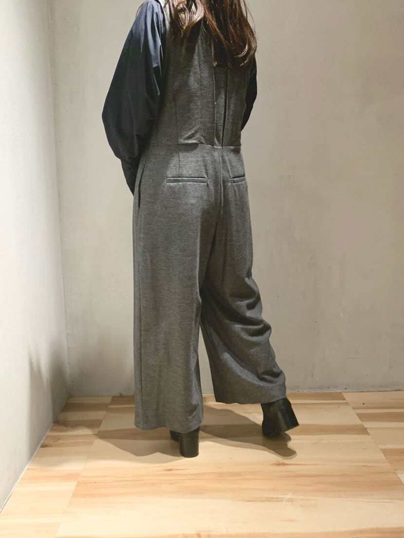 ブラック系のシャツ/ブラウス、グレー系のつなぎ/オールインワンを着用したレディースの冬コーディネートの4枚目の写真