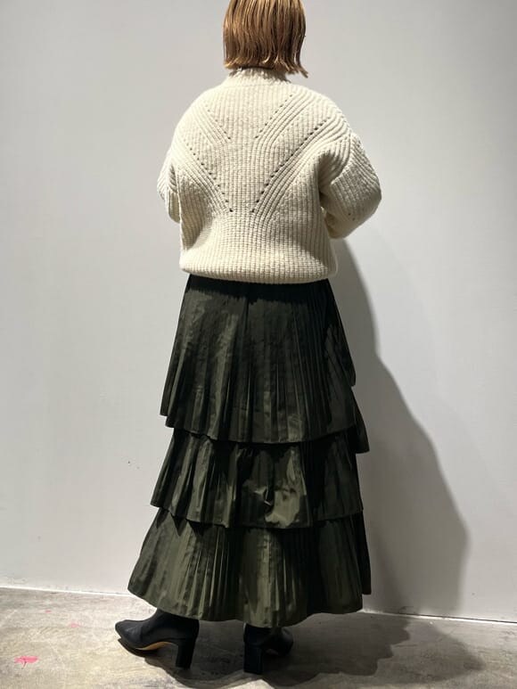 ブラック系のその他アウター、ホワイト系のニット/セーター、グリーン系のスカートを着用したレディースの秋コーディネートの9枚目の写真