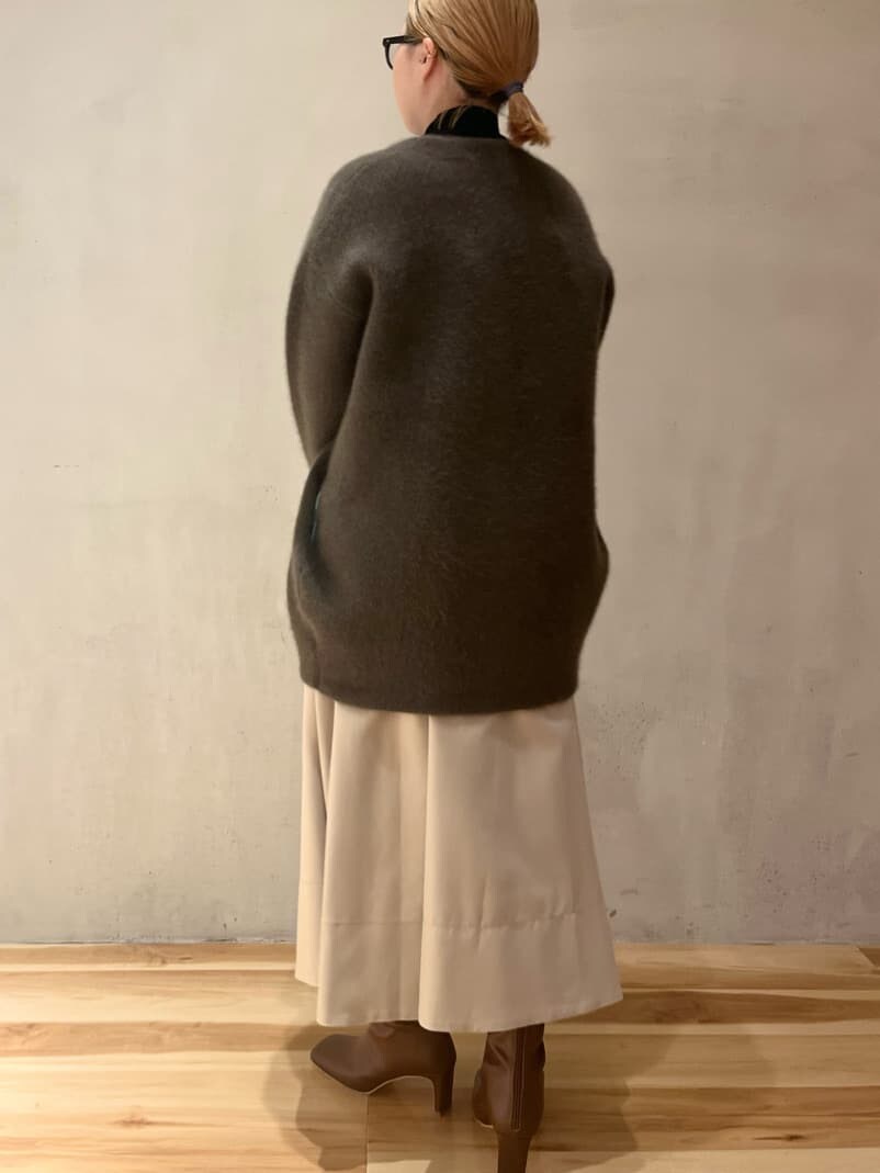 ベージュ系のジャンパースカート、ブラウン系のブーツ、ベージュ系のその他アウターを着用したレディースの秋コーディネートの4枚目の写真