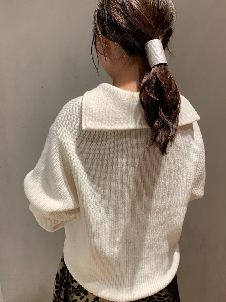 その他のスカート、ブラック系のブーツ、ホワイト系のニット/セーターを着用したレディースの秋コーディネートの4枚目の写真